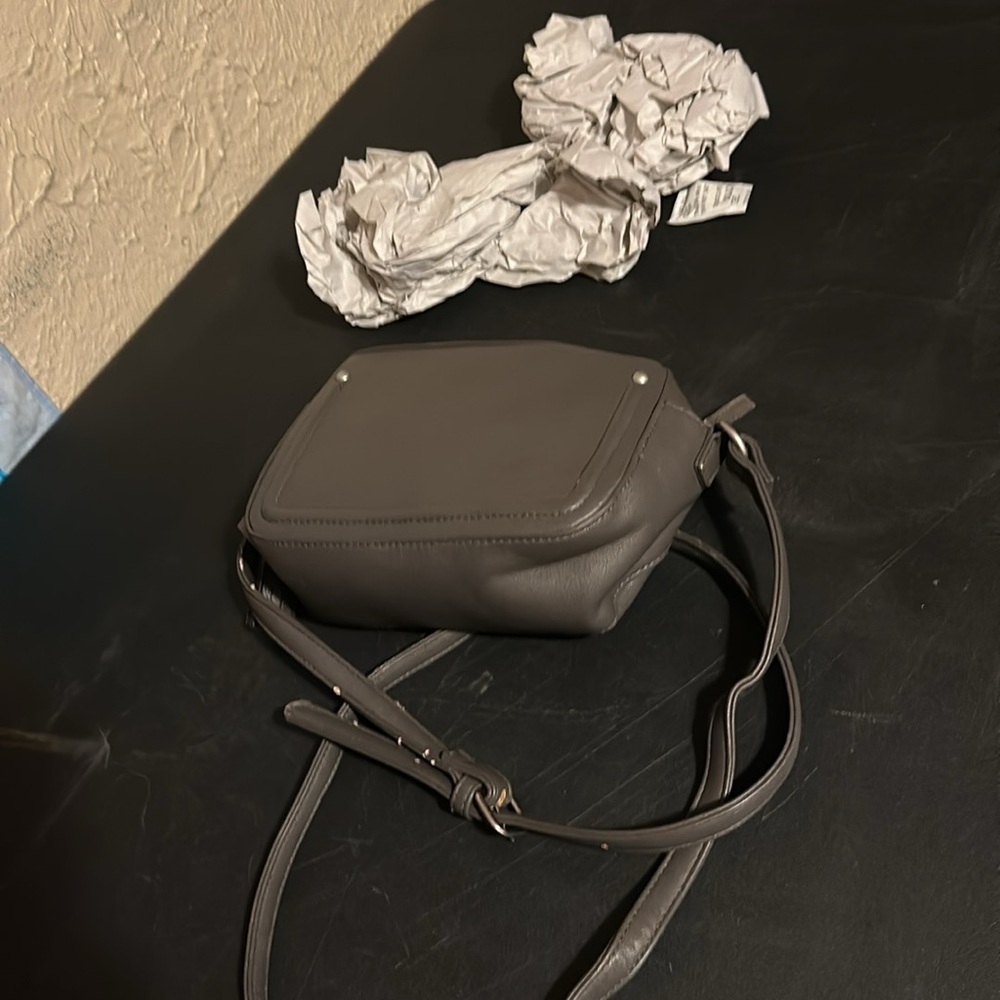 Aeropostale Grey Compact purse with shoulder strap and leather fray dazzle. - Picture 6 of 7